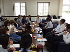 看護大学生との意見交換会・・大学に関しての意見、要望。卒業後の就職等について各学年の学生の声をお聞きしました。