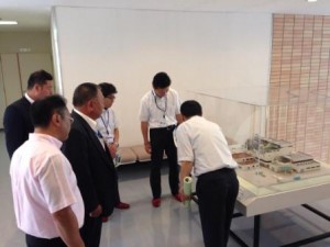 敦賀市清掃センター・・・ゴミ処理の工程概要を聴き、センター内を見学しました。